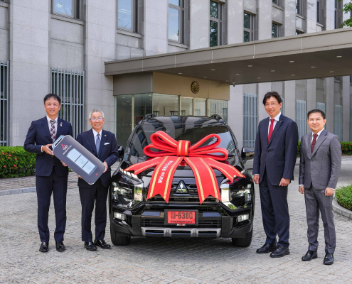 Embassy of Japan in Thailand represented by Mr. Yoshifumi Nomoto (2nd from left), Counsellor (Chief of General Affairs) of Embassy of Japan in Thailand and Mr. Atsushi Mizoguchi (far left), Counsellor of Embassy of Japan in Thailand received the Mitsubishi XPANDER CROSS HEV from Mr. Noboru Tsuji (2nd from right), Chairman of the Board of Mitsubishi Motors Thailand and Mr. Pipatphol Aunnapirugz (far right), Managing Director (MD) of R.M.A. Trading Co., Ltd. at the Embassy of Japan in Thailand.